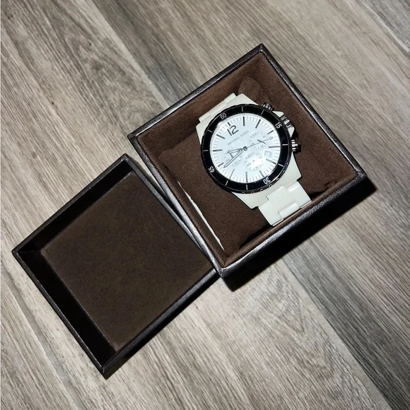 Michael Kors Elegant White Women’s Watch Amazon.com: Michael Kors Addyson Three-Hand White Leather  main image 4
